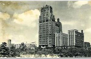 這座建築的高度霸占上海大廈建築天際線50年，又是上海的中心之點