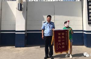 民警幫忙上戶口 萌娃上學不用愁