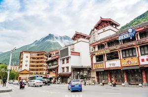 這座小城距離成都三個半小時車程，因一首歌而紅，如今安靜美麗