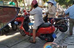 海口一電動車免費停車位有人「圈地」收費 城管：將加強監控
