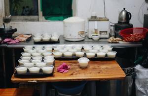 在這家隱匿在鬧市區里的小店，我吃到了正宗的雙皮奶