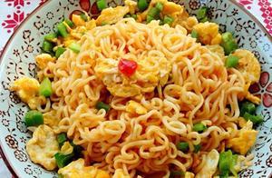 方便麵別總是泡來吃，教你這樣炒，味道升級，方便麵也能有營養