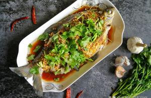 做蒜爆魚時是水煮還是清蒸，告訴你飯店的做法，學會了你就是大廚