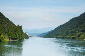 杭州這地水溫常年17℃，有人在裡面游泳喊冷，泡腳堅持不了2分鐘