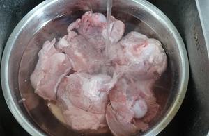 老媽電飯鍋做大骨棒，不加一滴油水，因骨頭太香，老爸啤酒喝趴趴