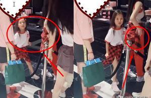 7歲甜馨與李小璐逛街被拍，甜馨發現鏡頭後，表情令人心酸