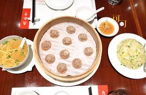 兩口子周末外出吃頓蛋炒飯加小籠包，一共130元，看看都吃了啥