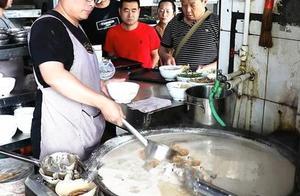 80後夫妻路邊擺攤，一碗「神仙湯」引來眾多顧客，50元一碗搶著買