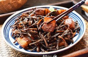 這蔬菜乾燉肉鮮香入味，滑嫩不油膩，越吃越香，一鍋不吃光不罷休