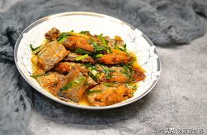 煎帶魚一定要裹麵粉嗎？掌握這4點，煎出的帶魚不粘鍋不掉皮