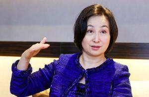 何超瓊出席活動與名流談笑風生，穩坐C位證二房贏家地位不變