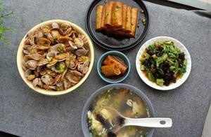 三伏天的晚餐重在「1多1少」，我家只有3菜1湯，卻簡單好吃營養全