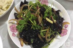 涼拌黑木耳夏日必備的涼菜，這道菜的做法簡單，做出來簡直好吃