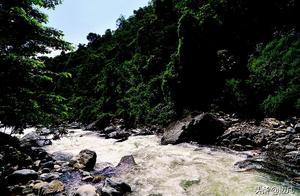 怒江大峽谷中的滴水河猴子岩風光