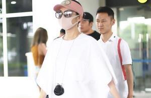 50歲許晴真會穿，大T恤搭配六分緊身褲，時髦又減齡
