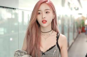 吳宣儀新發色真顯白，穿弔帶裙秀身材，性感可愛到讓人招架不住