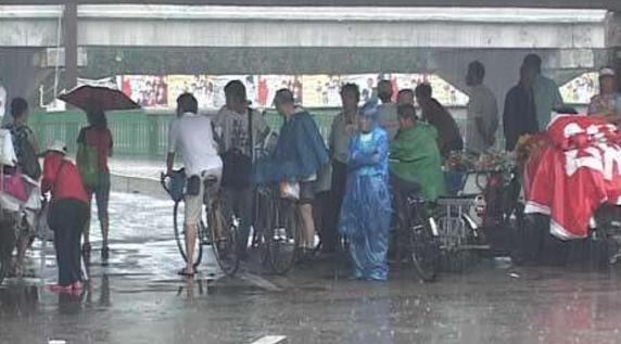 流浪老人進快餐店避雨，被服務員斥責趕出店外，客人看不下去請老闆出來，沒想到老闆看到老人竟連忙下跪！﻿