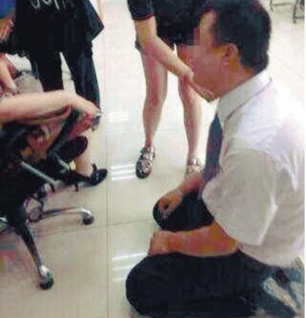 流浪老人進快餐店避雨，被服務員斥責趕出店外，客人看不下去請老闆出來，沒想到老闆看到老人竟連忙下跪！﻿