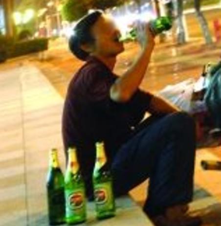 流浪老人進快餐店避雨，被服務員斥責趕出店外，客人看不下去請老闆出來，沒想到老闆看到老人竟連忙下跪！﻿