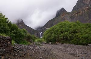 長白山天池竟有一個缺口，流出的池水形成了東北最大的瀑布