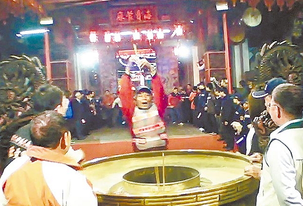 5年前他偷偷插隊「成功搶到頭香」，接下來那一整年讓他直呼：「媽祖真的太靈了」！