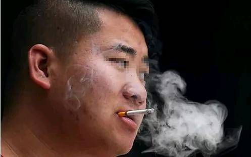 妻子去世三年，丈夫從沒有給她上過墳，兒子偷偷去墳地再沒有回來！