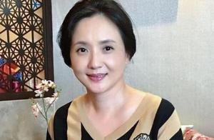她是國家一級演員，老公去世守寡10年，今53歲二婚被丈夫寵上天