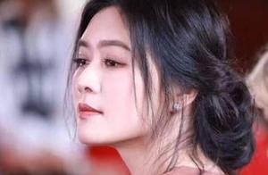 當紅時嫁給豪門，三年後丈夫因病去世，如今身家千億，女兒很美