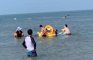 驚險！四歲半男童海邊玩耍被大浪推進深海