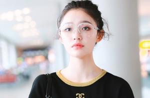 林允把身材美提升到新高度，下衣失蹤顯纖細白皙美腿，氣質超迷人