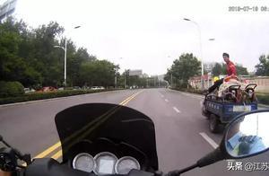 江蘇徐州：危險！兒子坐在貨物上，父親無證還酒駕