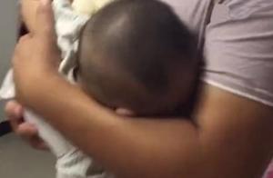 爸爸抱著寶寶以為他熟睡，寶寶卻瞞著爸爸不時偷笑，好可愛，笑翻