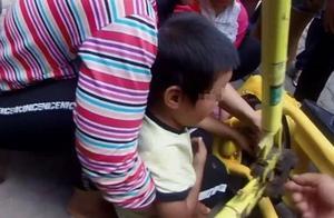 玉溪元江：熊孩子小手卡入電動車後輪 巡特警緊急救助