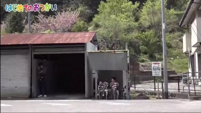 為了祭奠在天堂的爸爸，4歲的哥哥帶著2歲的弟弟坐車去買花，過程讓日本網友淚奔