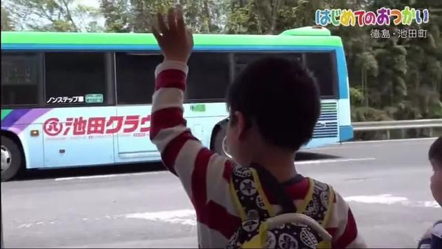 為了祭奠在天堂的爸爸，4歲的哥哥帶著2歲的弟弟坐車去買花，過程讓日本網友淚奔