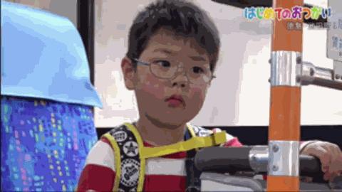 為了祭奠在天堂的爸爸，4歲的哥哥帶著2歲的弟弟坐車去買花，過程讓日本網友淚奔