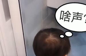 爸爸上廁所的時候，2歲女兒偏要去看，接下來爸爸的舉動太好笑了