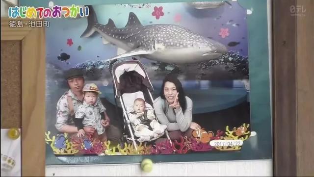 為了祭奠在天堂的爸爸，4歲的哥哥帶著2歲的弟弟坐車去買花，過程讓日本網友淚奔