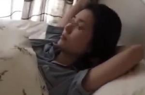 把小姨哄睡後，寶寶躺在旁邊一動不動，媽媽走進一看被寶寶萌翻了