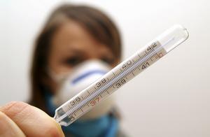 孩子發熱別著急喂藥，家長應該這樣做