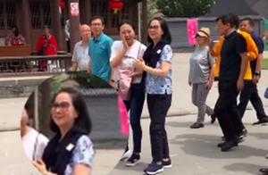 成龍66歲妻子林鳳嬌近照亮，一件首飾沒戴很低調，舉止優雅如貴婦