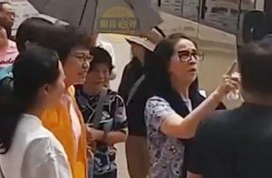 成龍老婆林鳳嬌罕見亮相穿著樸素，比成龍大1歲卻年輕得多