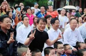成龍66歲妻子林鳳嬌現身，逆天長腿吸睛，風韻猶存氣質不輸當年