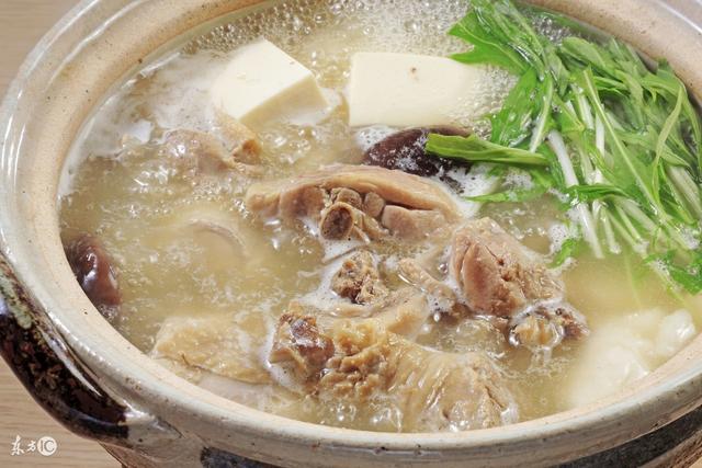 月子期間婆婆頓頓雞湯不重樣，我妹妹到廚房盛飯，回來我堅決離婚