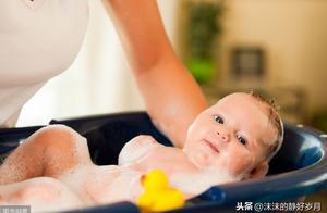 「我愛洗澡，皮膚好好」；新手父母知道夏天怎麼給小寶寶洗澡嗎？