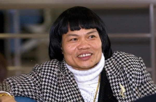 他天生奇醜，上億身家被妻子敗光，如今身價過億，兒子太帥不像親生？