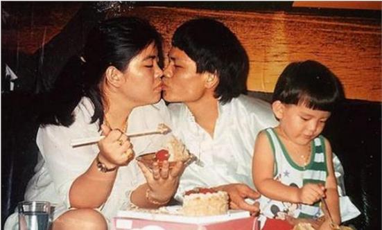 他天生奇醜，上億身家被妻子敗光，如今身價過億，兒子太帥不像親生？