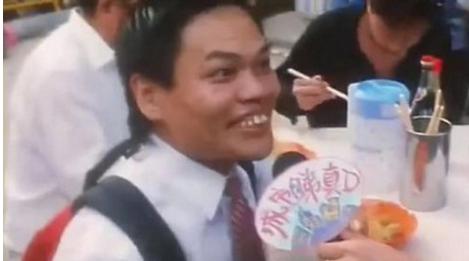 他天生奇醜，上億身家被妻子敗光，如今身價過億，兒子太帥不像親生？