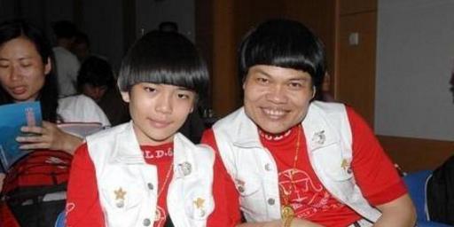 他天生奇醜，上億身家被妻子敗光，如今身價過億，兒子太帥不像親生？