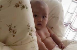 一歲寶寶把小姨給哄睡著，媽媽進來一看，瞬間被寶寶表情萌翻